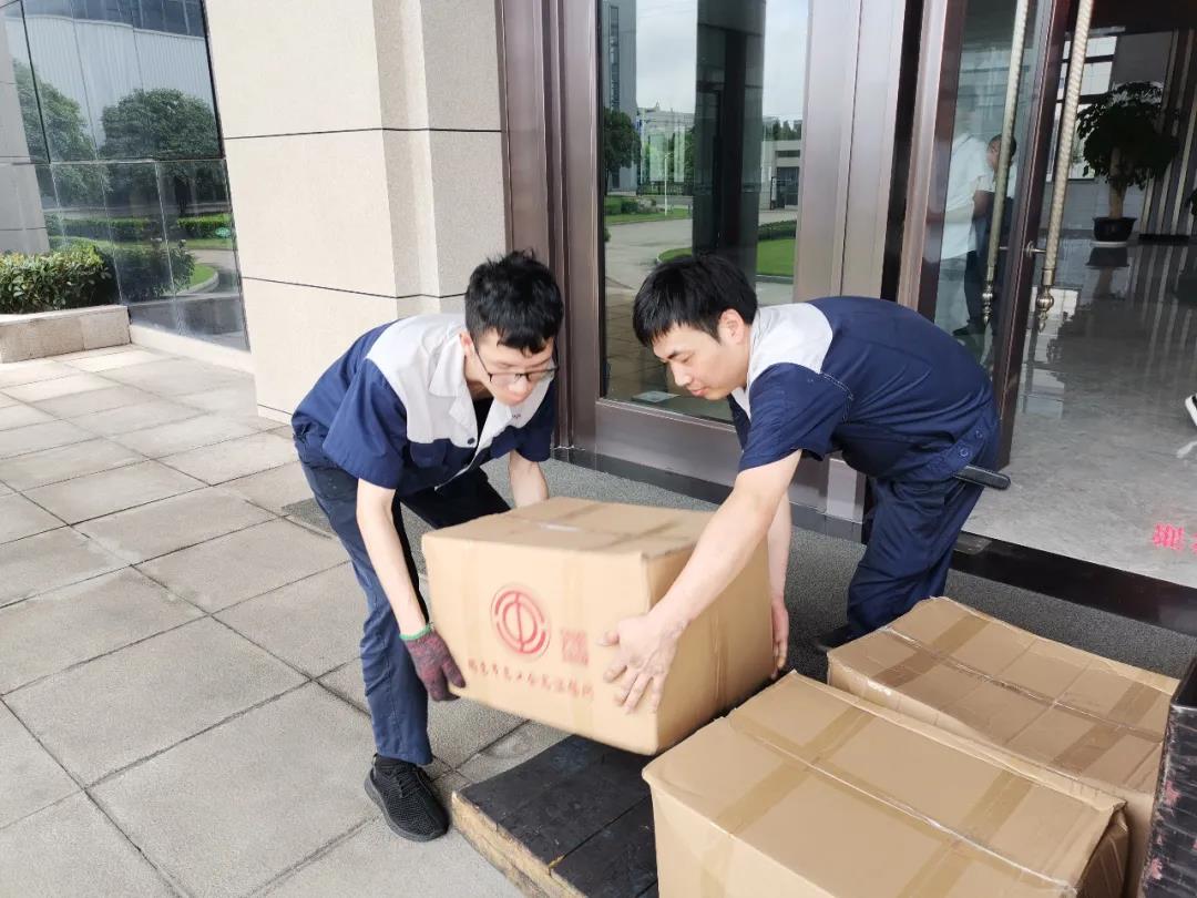 “夏日送清涼”，通力向生產(chǎn)一線員工分發(fā)市總工會夏日慰問品